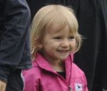 Ryan Shawhughes, enceinte, en compagnie de sa fille Clémentine et de Levon, fils de Ethan Hawke, afin de soutenir Ethan durant le match de foot NYFEST à New York le 23 avril 2011