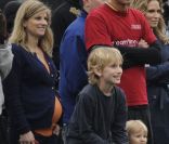 Ryan Shawhughes, épouse de Ethan Hawke, en compagnie de de leur fille Clémentine et de Levon, fils d'Ethan, durant le match de foot NYFEST à New York le 23 avril 2011