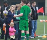 Ryan Shawhughes, épouse de Ethan Hawke, en compagnie de de leur fille Clémentine et de Levon, fils d\'Ethan, durant le match de foot NYFEST à New York le 23 avril 2011
