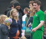 Ryan Shawhughes, épouse de Ethan Hawke, en compagnie de de leur fille Clémentine et de Levon, fils d\'Ethan, durant le match de foot NYFEST à New York le 23 avril 2011