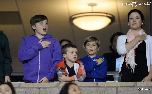 Romeo, Brooklyn et Cruz, la main sur le coeur, suivent l'hymne afin de soutenir leur papa David Beckham lors du match opposant les LA Galaxy au Portland Timbers  au Depot Center de Los Angeles le 23 avril 2011