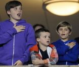 Romeo, Brooklyn et Cruz, la main sur le coeur, suivent l\'hymne afin de soutenir leur papa David Beckham lors du match opposant les LA Galaxy au Portland Timbers  au Depot Center de Los Angeles le 23 avril 2011