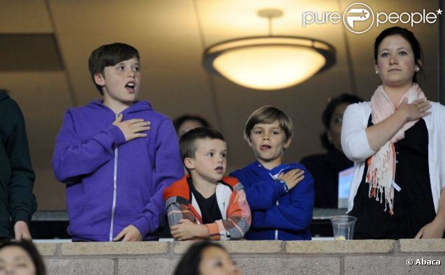 Romeo, Brooklyn et Cruz, la main sur le coeur, suivent l'hymne afin de soutenir leur papa David Beckham lors du match opposant les LA Galaxy au Portland Timbers  au Depot Center de Los Angeles le 23 avril 2011