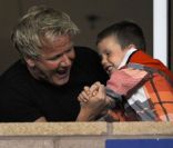 Gordon Ramsay s'occupe de Cruz Beckham lors du match opposant les LA Galaxy au Portland Timbers  au Depot Center de Los Angeles le 23 avril 2011