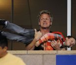 Gordon Ramsay, nouvelle nounou de Cruz Beckham lors du match opposant les LA Galaxy au Portland Timbers  au Depot Center de Los Angeles le 23 avril 2011