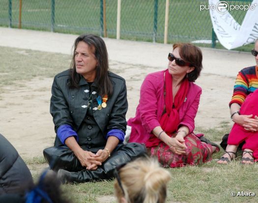 Francis Lalanne participe à la marche mondiale pour les femmes, au pied du Mur de la Paix, sur le Champ-de-Mars, à Paris le 8 mai 2011
