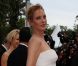 Uma Thurman, en Versace, lors de la cérémonie d'ouverture du festival de Cannes le 11 mai 2011