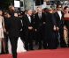 Uma Thurman, en Versace, Robert de Niro, Jude Law et les membres du Jury lors de la cérémonie d'ouverture du festival de Cannes le 11 mai 2011