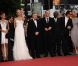 Uma Thurman, en Versace, Robert de Niro et les membres du jury lors de la cérémonie d'ouverture du festival de Cannes le 11 mai 2011