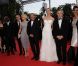 Uma Thurman, en Versace, Robert de Niro et les membres du jury lors de la cérémonie d'ouverture du festival de Cannes le 11 mai 2011
