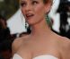 Uma Thurman, en Versace, et Robert de Niro lors de la cérémonie d'ouverture du festival de Cannes le 11 mai 2011