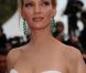 Uma Thurman, en Versace lors de la cérémonie d'ouverture du festival de Cannes le 11 mai 2011