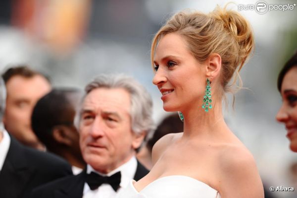 Uma Thurman, en Versace, et Robert de Niro lors de la cérémonie d'ouverture du festival de Cannes le 11 mai 2011