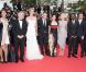 Uma Thurman, en Versace, Robert de Niro et les membres du jury lors de la cérémonie d'ouverture du festival de Cannes le 11 mai 2011