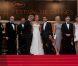 Uma Thurman, en Versace, Robert de Niro, Jude Law et les membres du jury sur les marches lors de la cérémonie d'ouverture du festival de Cannes le 11 mai 2011