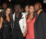 Bacary Sagna en septembre 2010 pour la semaine de la mode à Londres, avec sa femme Ludivine, et le couple Gallas, lui aussi bien assorti ! 