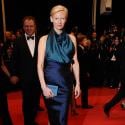 Cannes 2011 : La grande Tilda Swinton radieuse, pour une montée très glamour !