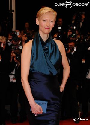 Tilda Swinton radieuse pour la présentation officielle de  We need to talk about Kevin , dans le cadre du 64e Festival de Cannes, le 13 mai 2011.