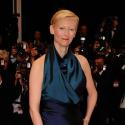 Cannes 2011 : La grande Tilda Swinton radieuse, pour une montée très glamour !