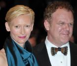 Tilda Swinton et John C. Reilly à l'occasion de la présentation officielle de  We need to talk about Kevin , dans le cadre du 64e Festival de Cannes, le 13 mai 2011.