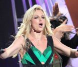 Britney Spears se produit à la télévision américaine, sur la scène du Jimmy Kimmel Show, le 29 mars 2011.