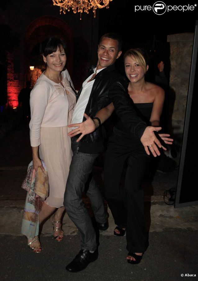 Cécilia Hornus, Ambroise Michel et Dounia Coesens en grande forme lors de la soirée Canal + organisée à Cannes, le vendredi 13 mai 2011.