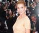 Clotilde Courau étincellante lors de la montée des marches du 64e Festival de Cannes pour la projection de Pirates des Caraïbes. Le 14 mai 2011