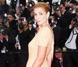 Clotilde Courau étincellante lors de la montée des marches du 64e Festival de Cannes pour la projection de Pirates des Caraïbes. Le 14 mai 2011