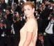 Clotilde Courau étincellante lors de la montée des marches du 64e Festival de Cannes pour la projection de Pirates des Caraïbes. Le 14 mai 2011