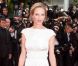 Uma Thurman parfaite dans une robe Chanel lors de la montée des marches du 64e Festival de Cannes pour la projection de Pirates des Caraïbes. Le 14 mai 2011