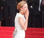 Uma Thurman parfaite dans une robe Chanel lors de la montée des marches du 64e Festival de Cannes pour la projection de Pirates des Caraïbes. Le 14 mai 2011