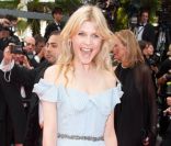 Divine apparition pour Clémence Poésy lors de la montée des marches du 64e Festival de Cannes pour la projection de Pirates des Caraïbes. Le 14 mai 2011