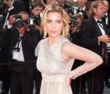 Vahina Giocante divine dans une robe de déesse lors de la montée des marches du 64e Festival de Cannes pour la projection de Pirates des Caraïbes. Le 14 mai 2011