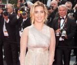 Vahina Giocante divine dans une robe de déesse lors de la montée des marches du 64e Festival de Cannes pour la projection de Pirates des Caraïbes. Le 14 mai 2011