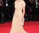 Clotilde Courau étincellante lors de la montée des marches du 64e  Festival de Cannes pour la projection de Pirates des Caraïbes. Le 14 mai  2011