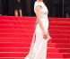 Uma Thurman, membre du jury, envoie des bisous au public pour la montée des marches le 14 mai 2012.