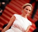 Uma Thurman, membre du jury, envoie des bisous au public pour la montée des marches le 14 mai 2012.
