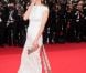 Uma Thurman, membre du jury, envoie des bisous au public pour la montée des marches le 14 mai 2012.
