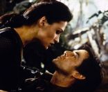 Famke Janssen et Pierce Brosnan dans Goldeneye