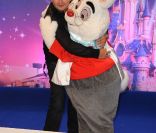 Cauet, de passage par Disneyland Paris, le 2 avril 2011.