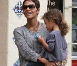 Halle Berry et sa petite fille Nahla de 3 ans se rendant au premier jour de maternelle de celle-ci. Le 16 mai 2011 à Beverly Hills.