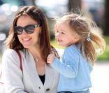 Jennifer Garner et sa petite fille Seraphina, âgée de 3 ans, dans les rues de Santa Monica le 16 mai 2011.