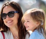 Jennifer Garner et sa petite fille Seraphina, âgée de 3 ans, dans les rues de Santa Monica le 16 mai 2011.
