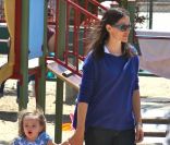 Jennifer Garner et sa fille Seraphina dans un parc à Santa Monica le 19 mai 2011