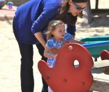 Jennifer Garner et sa fille Seraphina dans un parc à Santa Monica le 19 mai 2011