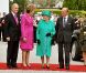 Mardi 17 mai 2011, la reine Elizabeth II entamait une visite de quatre jours en République d'Irlande, dans des conditions de sécurité drastiques, 100 ans après la dernière visite d'un monarque britannique (George V) et en vue de sceller la réconciliation du royaume et de son ancienne colonie. D'où sa tenue aux couleurs du pays hôte.