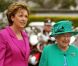 Mardi 17 mai 2011, la reine Elizabeth II entamait une visite de quatre jours en République d'Irlande, dans des conditions de sécurité drastiques, 100 ans après la dernière visite d'un monarque britannique (George V) et en vue de sceller la réconciliation du royaume et de son ancienne colonie. D'où sa tenue aux couleurs du pays hôte.