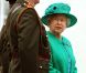 Mardi 17 mai 2011, la reine Elizabeth II entamait une visite de quatre jours en République d'Irlande, dans des conditions de sécurité drastiques, 100 ans après la dernière visite d'un monarque britannique (George V) et en vue de sceller la réconciliation du royaume et de son ancienne colonie. D'où sa tenue aux couleurs du pays hôte.