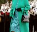Mardi 17 mai 2011, la reine Elizabeth II entamait une visite de quatre jours en République d'Irlande, dans des conditions de sécurité drastiques, 100 ans après la dernière visite d'un monarque britannique (George V) et en vue de sceller la réconciliation du royaume et de son ancienne colonie. D'où sa tenue aux couleurs du pays hôte.