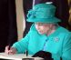 Mardi 17 mai 2011, la reine Elizabeth II entamait une visite historique et cathartique de quatre jours en République d'Irlande, dans des conditions de sécurité drastiques, 100 ans après la dernière visite d'un monarque britannique (George V) et en vue de sceller la réconciliation du royaume et de son ancienne colonie. D'où sa tenue aux couleurs du pays hôte.